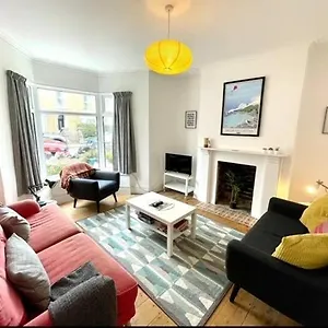 Guest house *family In Mumbles. Close To The Beach*, The Mumbles