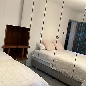 Guest house In Rose Meare Gardens, Bristol